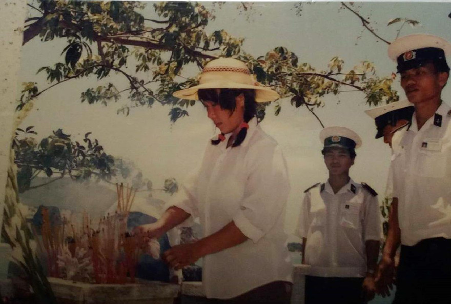 Chị Ngô Hải Yến lần đầu lên khu vực đảo Hòn Hèo thắp hương cho cha và các liệt sĩ tàu C235. ẢNH NHÂN VẬT CUNG CẤP