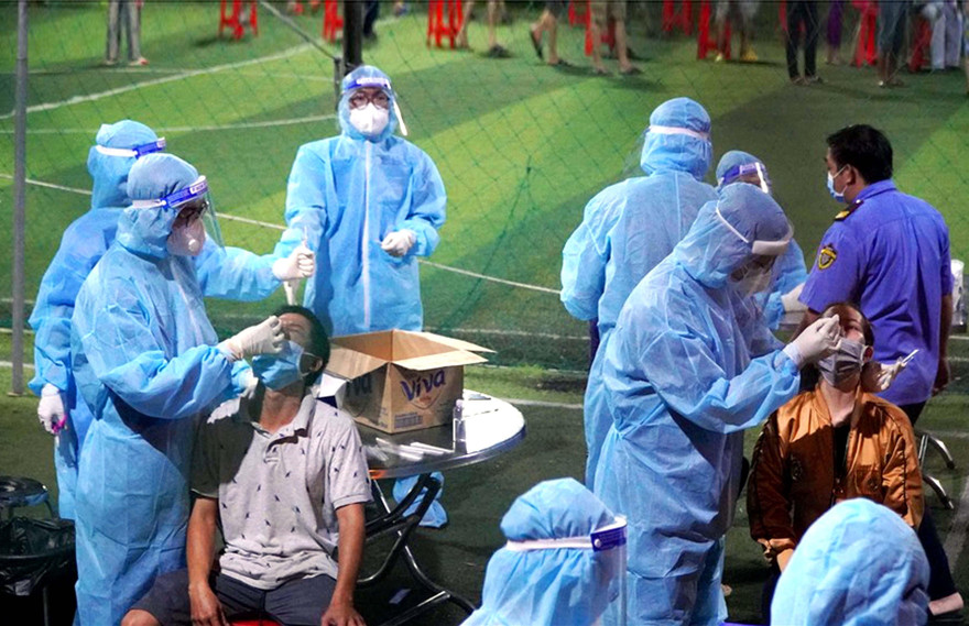 Nhân viên y tế lấy mẫu xét nghiệm để truy vết các ca mắc COVID-19