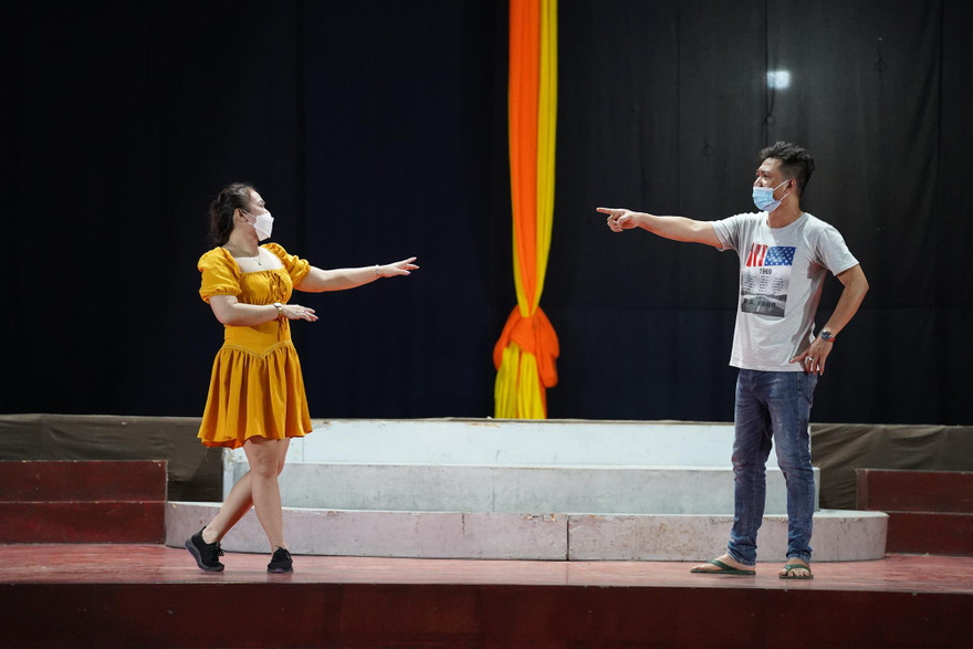 Các nghệ sĩ phải tập dượt đảm bảo 5K với chiếc khẩu trang trên mặt