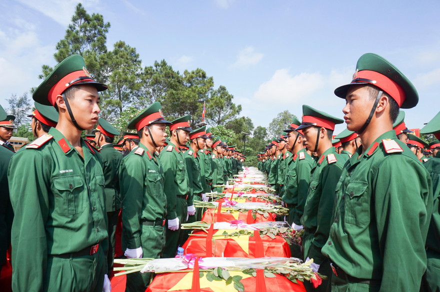 Chiến sỹ trẻ Đội Quy tập hài cốt liệt sỹ 