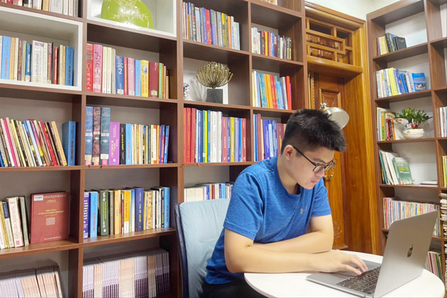 Nguyễn Hoàng Khánh có một tủ sách rất lớn 