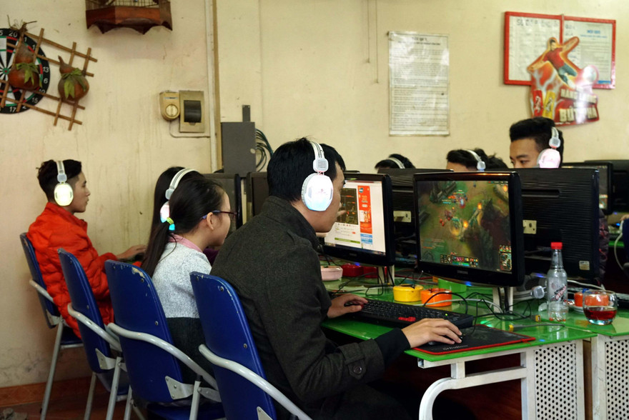Học sinh nghiện game dẫn đến giảm trí nhớ, tinh thần hoảng loạn, tăng tính hung bạo. Ảnh: Như Ý