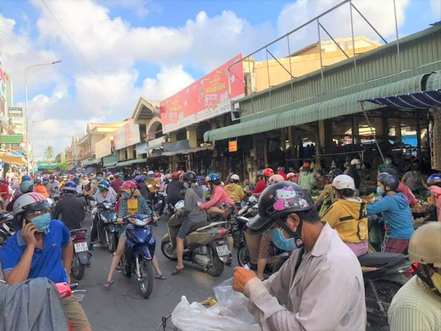 Người dân tập trung mua hàng tại chợ Dĩ An. Ảnh: H.C 