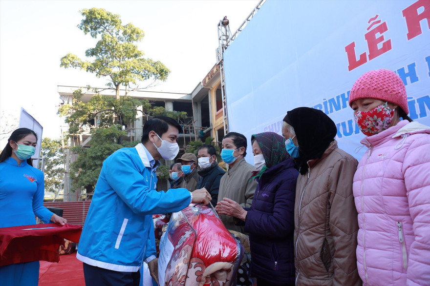 Anh Nguyễn Ngọc Lương, Bí thư T.Ư Đoàn, Chủ tịch Hội LHTN Việt Nam tặng quà cho gia đình chính sách tại lễ ra quân tình nguyện mùa đông năm 2021. ẢNH: BẢO ANH 