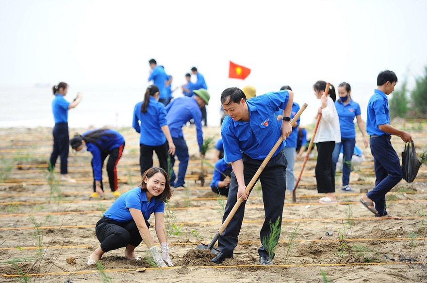Trung ương Đoàn phát động trồng cây tại bãi biển ở Nghệ An. Ảnh: Dương Triều