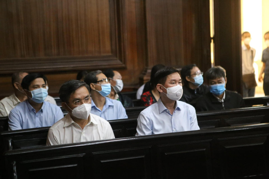 Ông Trần Vĩnh Tuyến (hàng ghế đầu, phải sang) và các bị cáo tại tòa. Ảnh: Tân Châu 