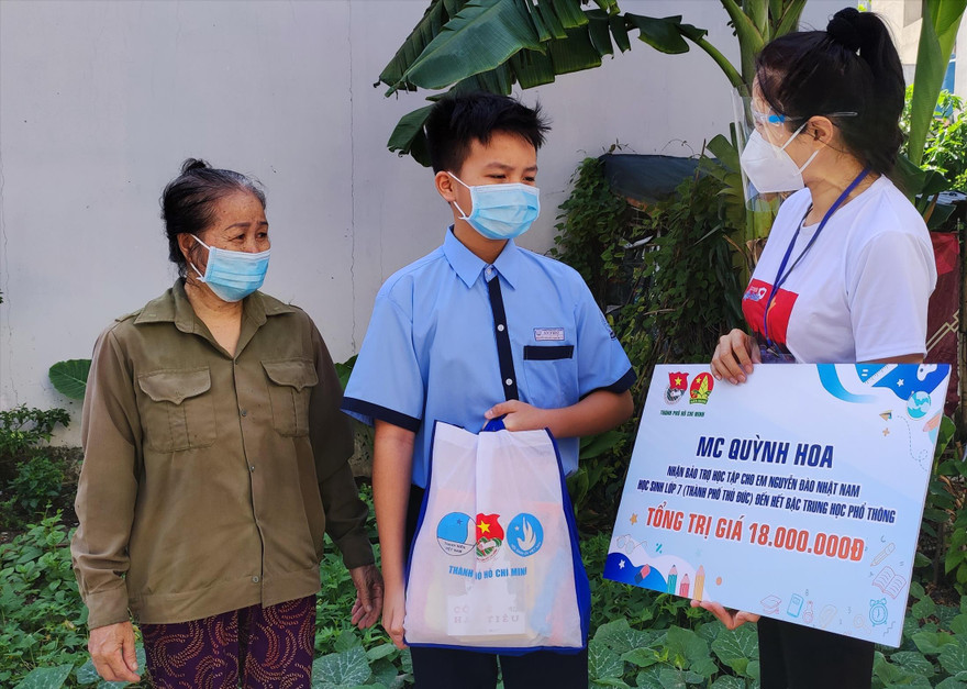 MC Quỳnh Hoa trao bảo trợ học tập cho Nhật Nam. Ảnh: NGÔ TÙNG