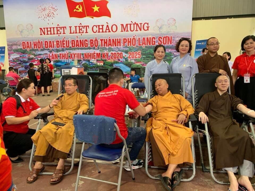 Các Đại đức tham gia hoạt động nhân đạo, từ thiện vì cộng đồng. Ảnh: Duy Chiến 