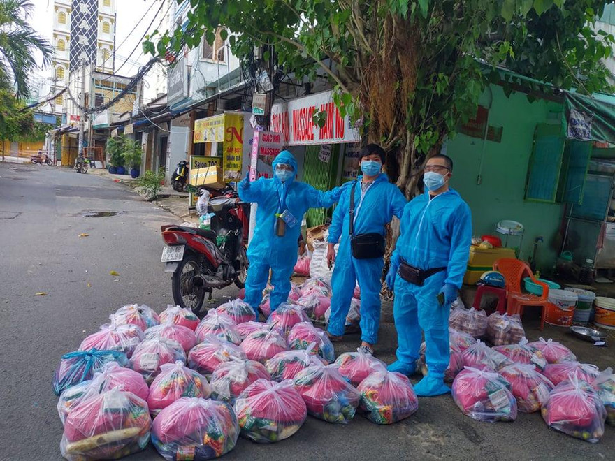 Chu Văn Huân (bìa phải) cùng nhóm chuyển quà đến người dân ở điểm nóng Thủ Đức