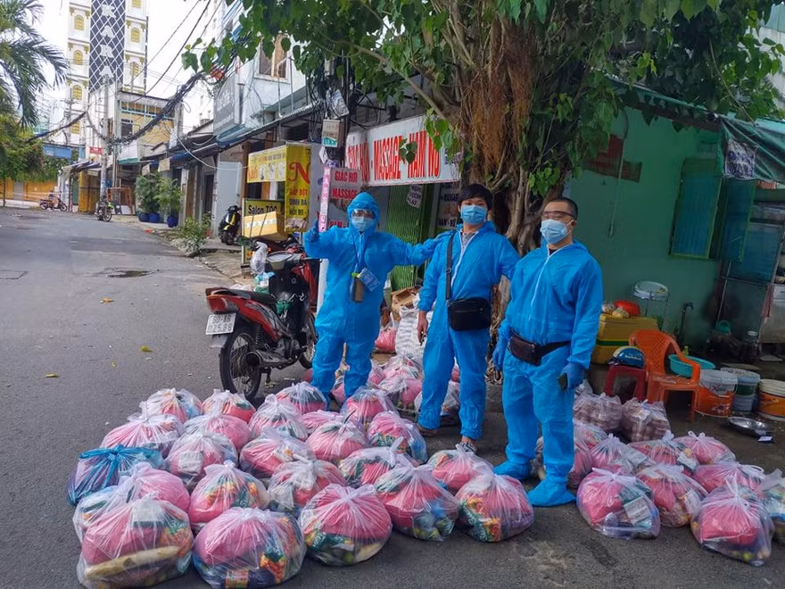 Chu Văn Huân (bìa phải) cùng nhóm chuyển quà đến người dân ở điểm nóng Thủ Đức