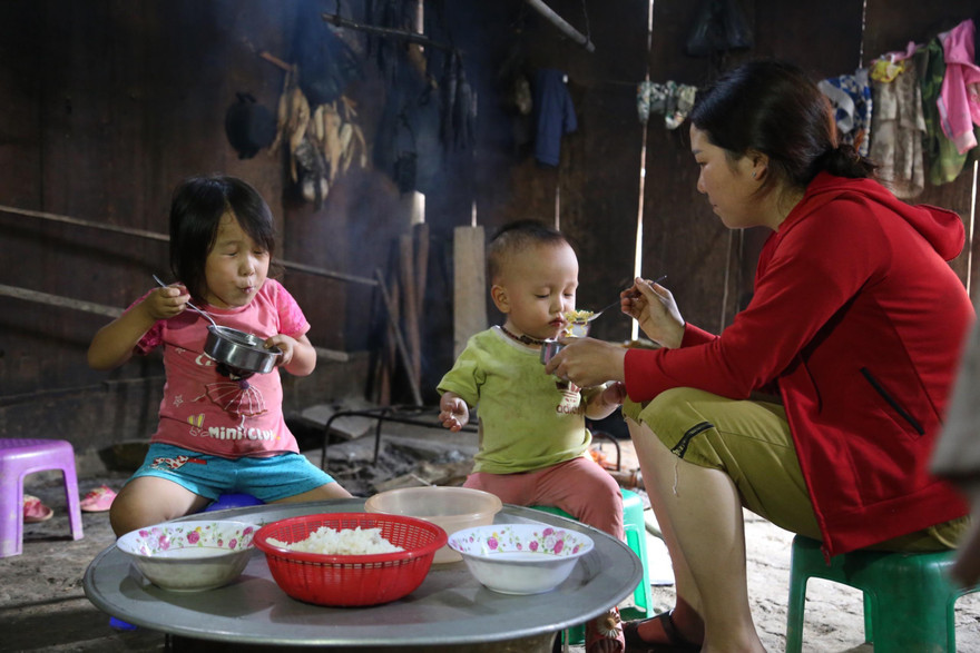 Bữa cơm chan mì tôm của 3 mẹ con Xồng Y Pà