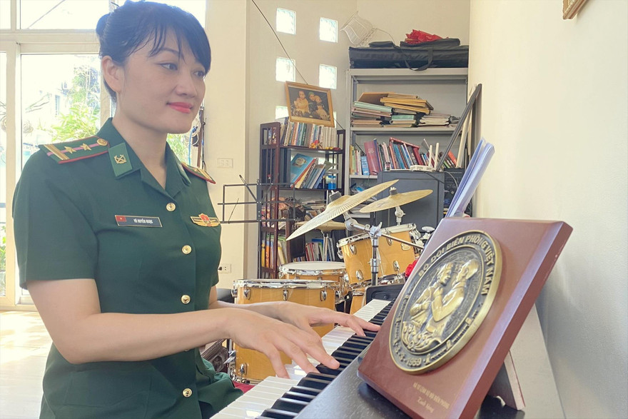 Trung tá Huyền Ngọc tự đệm đàn hát ca khúc “Lời ru nơi tuyến đầu” tri ân những người mẹ xa con thơ đi chống dịch