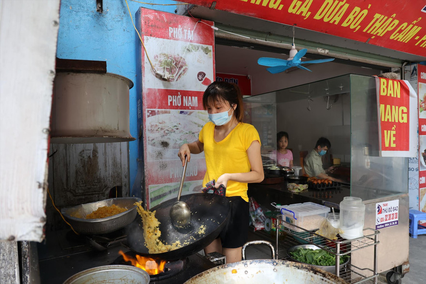 Chuyên gia cho rằng, Hà Nội cần phải sớm mở cửa trở lại khi độ phủ vắc xin COVID-19 đã tăng cao. Ảnh: PV 