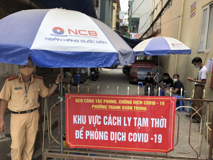 Lực lượng chức năng phong tỏa khu vực phát hiện các ca bệnh tại phường Thanh Xuân Trung (quận Thanh Xuân, Hà Nội). Ảnh: PV 