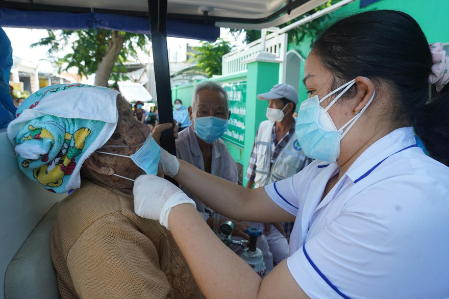 Nhân viên y tế hỗ trợ người dân tại cộng đồng 