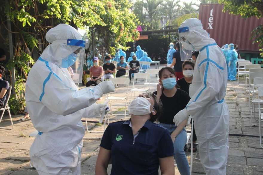 Hàng ngàn công nhân đã được lấy mẫu xét nghiệm sau khi phát hiện các ca mắc COVID-19 trong KCN An Đồn, Đà Nẵng. Ảnh:T.T 