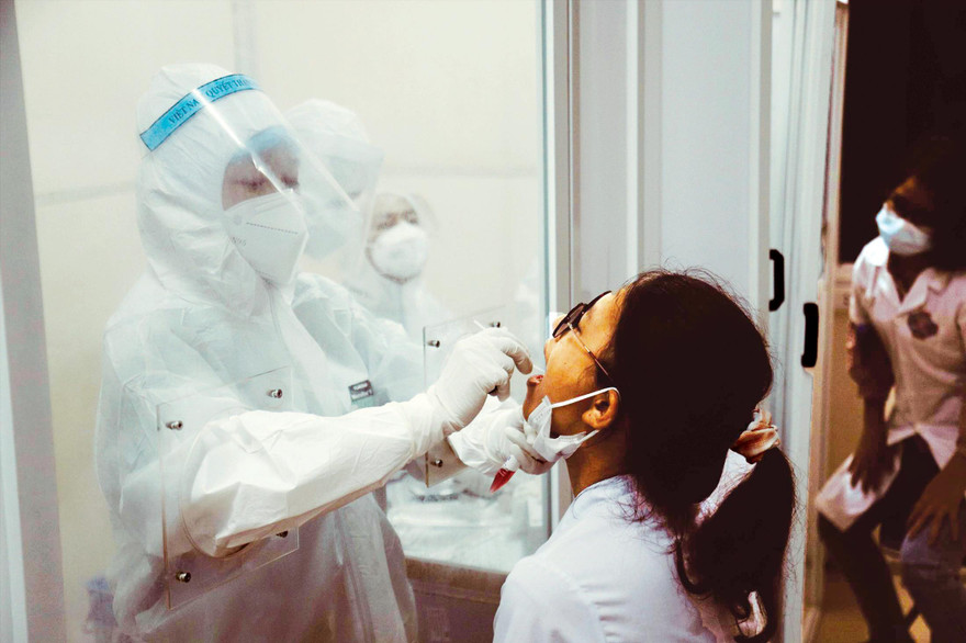 Lấy mẫu xét nghiệm COVID-19 ở Hà Nội. Ảnh: Trần Hà