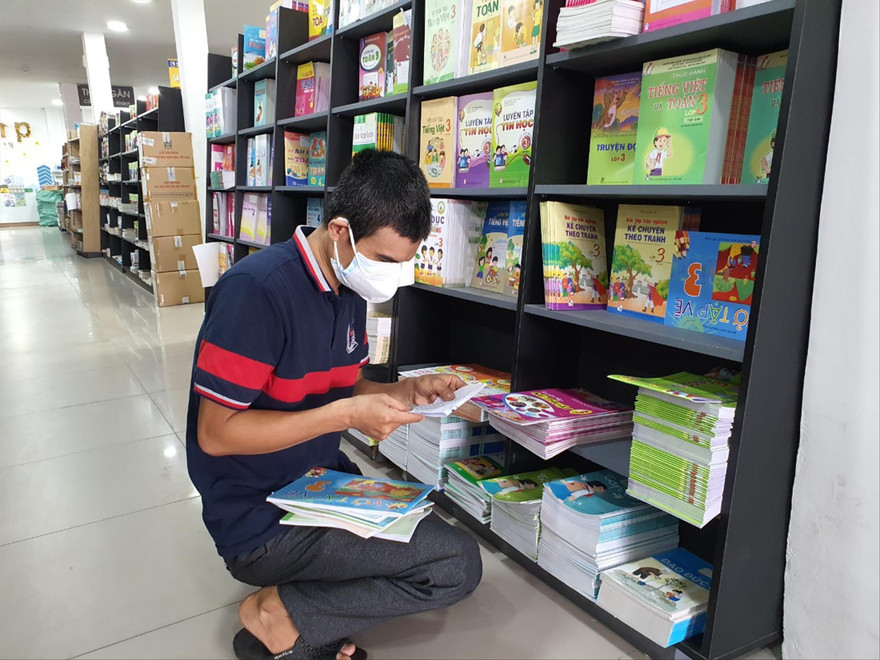Phụ huynh mua SGK cho con tại một nhà sách ở TPHCM ngày 30/8 