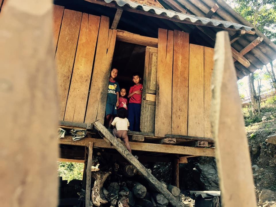 Những đứa trẻ ở bản Tạt Thoong, xã Chiêu Lưu, huyện Kỳ Sơn (Nghệ An) 