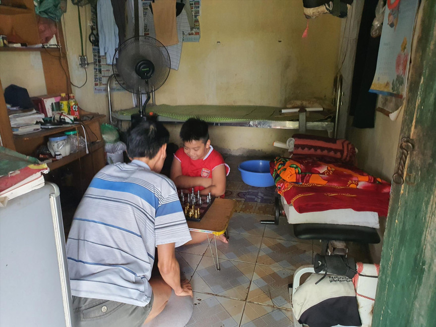 Lao động tự do tại phường Phúc Xá, quận Ba Đình mất việc từ đầu dịch nhưng vẫn chưa được nhận khoản hỗ trợ nào. Ảnh: PV 