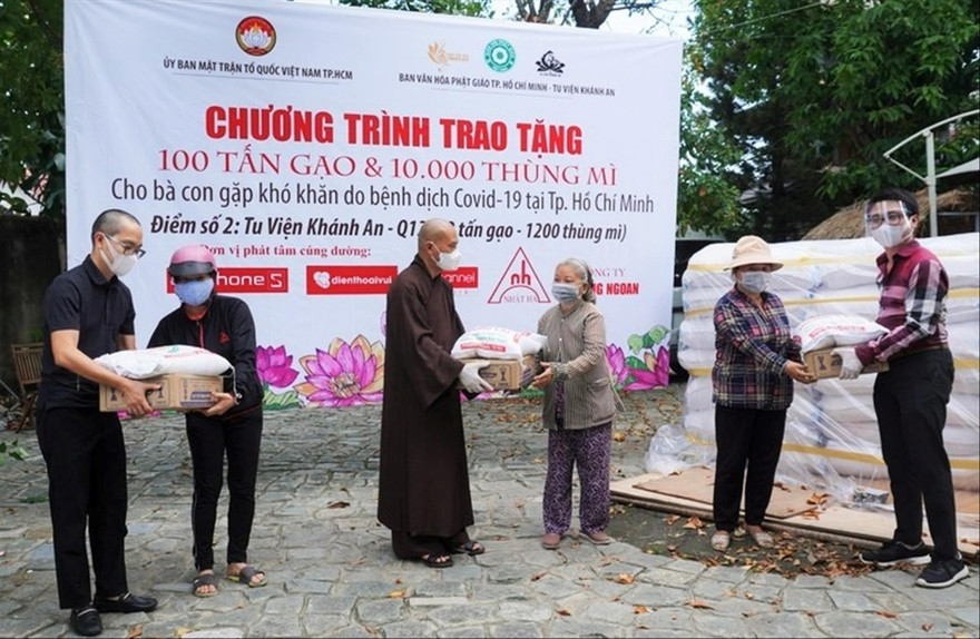 Các vị sư trao tặng gạo và mì cho bà con nghèo tại TPHCM. Ảnh: Tư liệu của Hội Phật giáo TPHCM