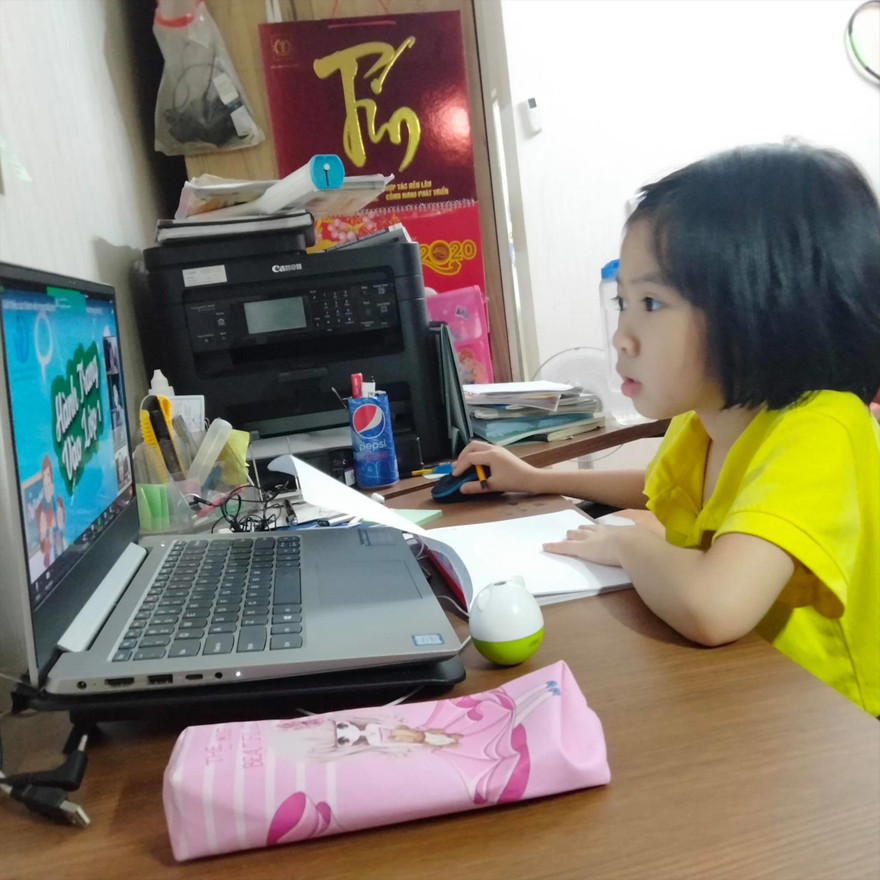Trước mắt, Hà Nội yêu cầu các trường vẫn dạy học trực tuyến. Ảnh: Như Ý 