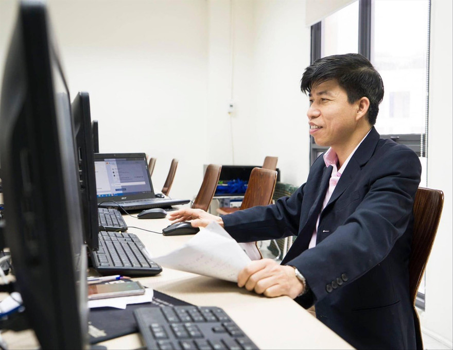 Thầy Tuấn Minh - Trường THPT Marie Curie (Hà Nội) trong một giờ dạy trực tuyến