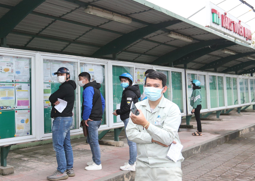 Nhiều lao động cho biết, 20 năm đóng BHXH là quá dài, họ rút BHXH một lần do khó khăn cấp bách. Ảnh: Như Ý