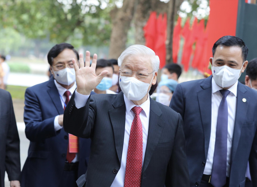 Tổng Bí thư Nguyễn Phú Trọng trên đường đến điểm bỏ phiếu bầu cử sáng 23/5. Ảnh: Như Ý 