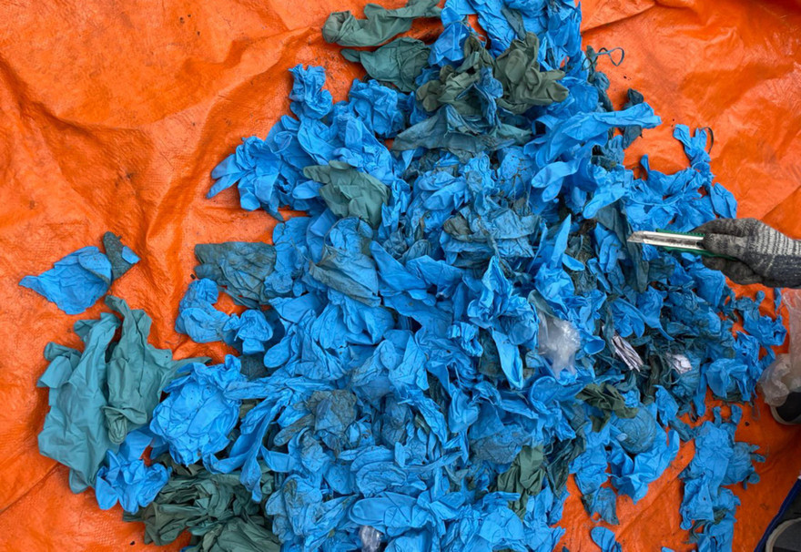 Lô hàng găng tay nhàu nát bị nghi là găng tay y tế 