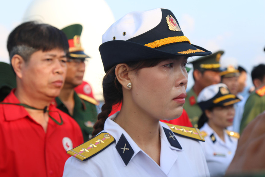 Thượng úy Trần Thị Thủy ngấn lệ trong lễ tưởng niệm 64 anh hùng liệt sỹ hy sinh sự kiện 14/3/1988