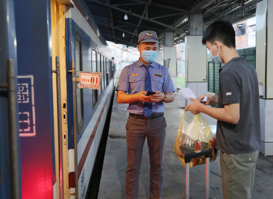 Hành khách làm thủ tục lên tàu ngày 13/10. Ảnh: Ngô Bình