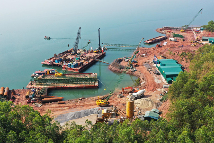 Hạng mục cầu Vân Tiên nằm trong dự án đường cao tốc Vân Đồn - Móng Cái đang được gấp rút thi công