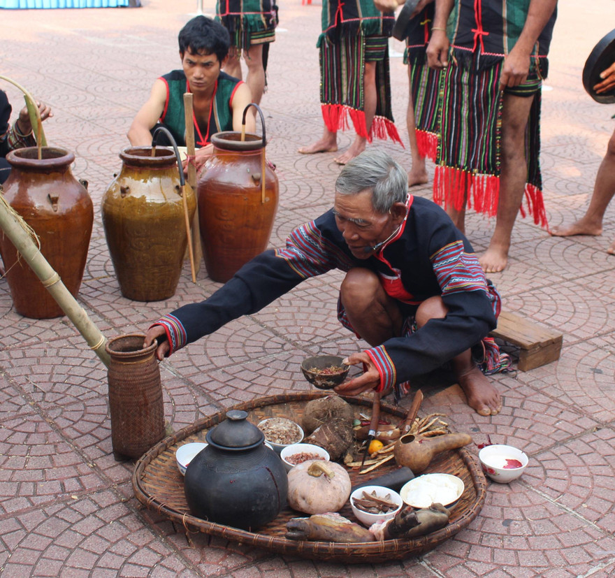 Già làng bôi huyết lên các vật dụng