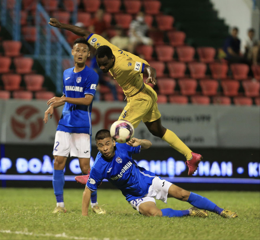 Các cầu thủ Quảng Ninh phải thi đấu trong cảnh nợ lương nhiều tháng. Ảnh: Anh Tú 