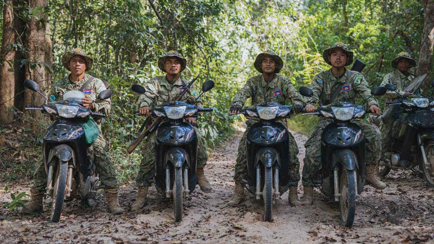 Một nhóm kiểm lâm ở rừng Prey Lang. Ảnh: Peter Guest 