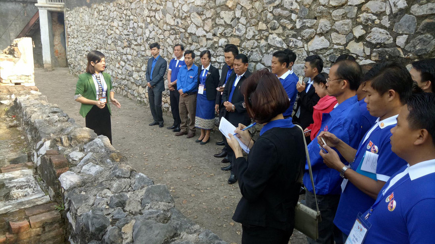 Đoàn đại biểu thanh niên, sinh viên Lào thăm di tích Nhà tù Sơn La trong hành trình Theo Dấu chân lãnh tụ Việt Nam - Lào năm 2017. Ảnh: CTV