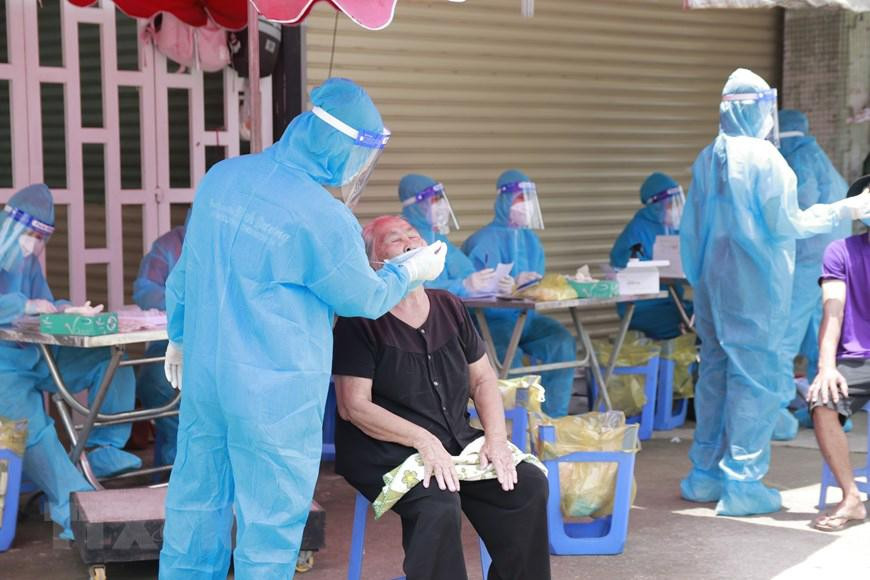 Thanh niên tình nguyện lấy mẫu truy tìm F0 tại 11 phường ở Bình Dương