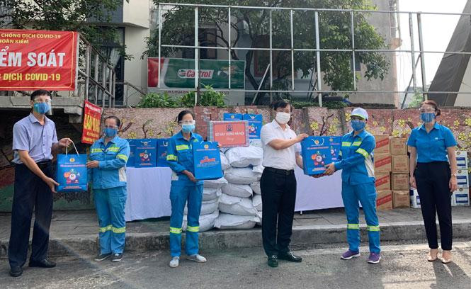 Giám đốc Sở Xây dựng Hà Nội trao những phần quà ý nghĩa trên cho các đoàn viên công đoàn, người lao động Công ty URENCO