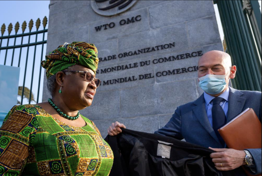 Tổng Giám đốc WTO Ngozi Okonjo-Iweala bên ngoài trụ sở WTO ngày 1/3. Ảnh: AP