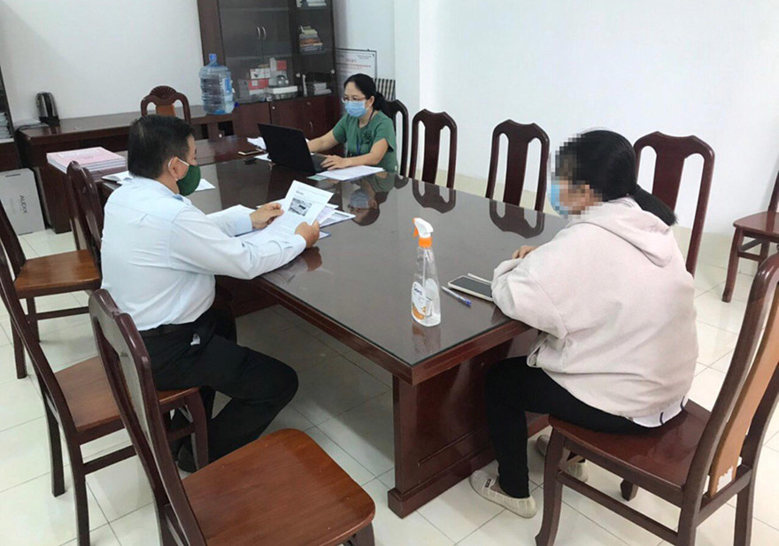 Cơ quan chức năng làm việc với một đối tượng có hành vi đưa tin sai sự thật trên mạng xã hội (bìa phải)