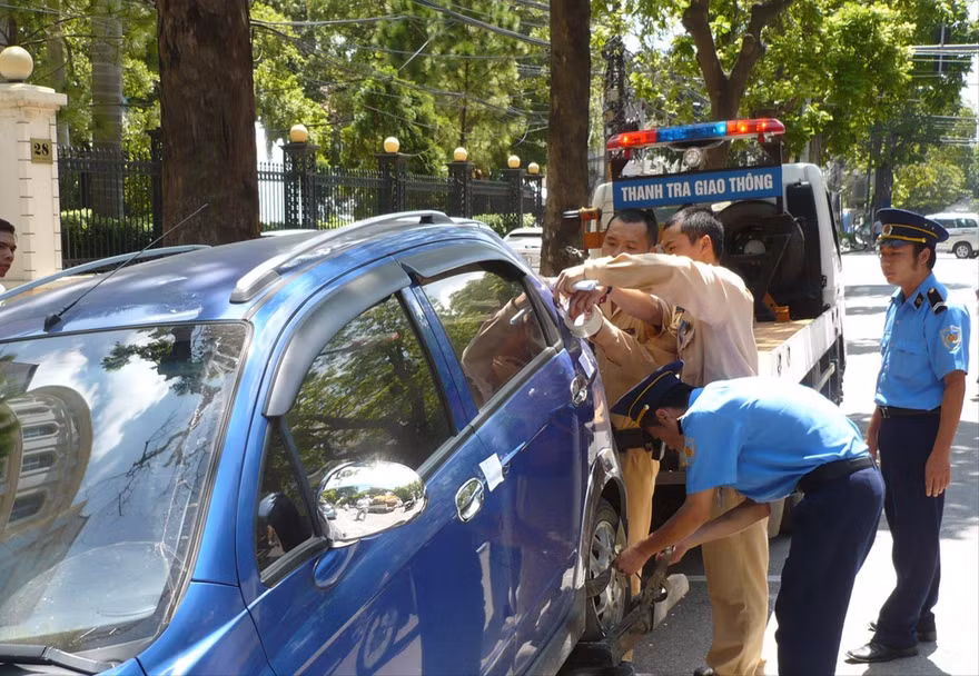 Theo dự thảo Nghị định 100 sửa đổi, thanh tra giao thông được phép ký mức phạt đến 100 triệu đồng/lần 
