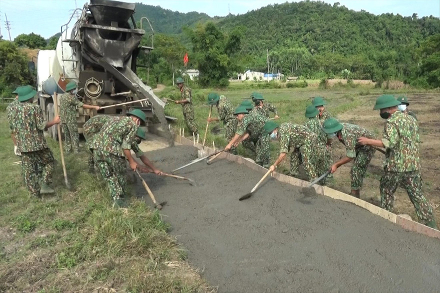 ĐVTN Liên chi đoàn Tiểu đoàn 2 giúp nhân dân xã Thanh Thịnh, huyện Chợ Mới (tỉnh Bắc Kạn) làm đường giao thông nông thôn