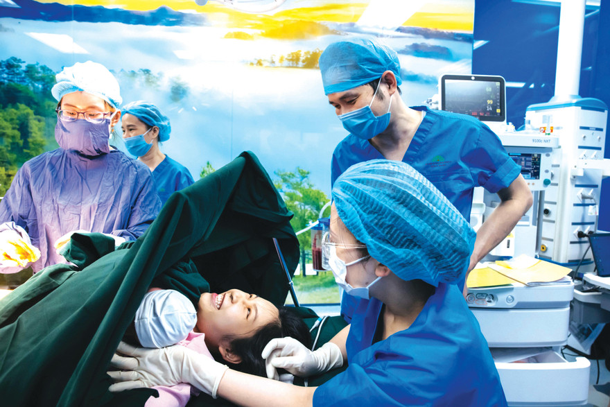 Hạnh phúc của mẹ khi được da kề da với con yêu 