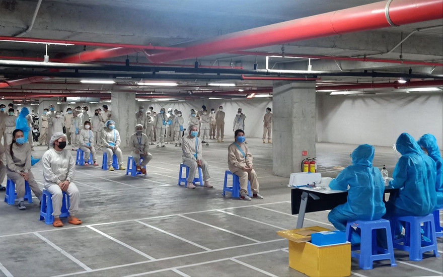 Công nhân được xét nghiệm hàng tuần tại nơi làm việc. Ảnh: Hương Chi 