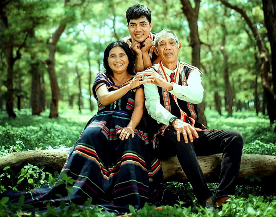 Anh Tưih cùng cha mẹ trong bộ ảnh cưới 