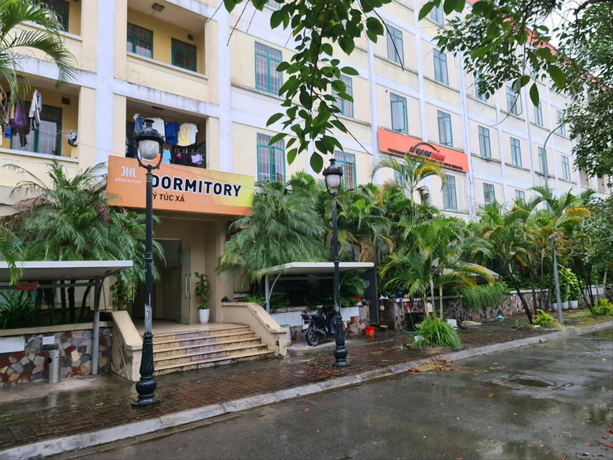 Nhiều nhà ở công nhân thành trụ sở công ty thương mại