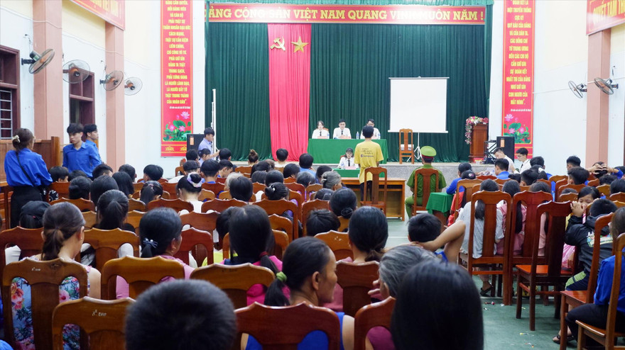 Phiên tòa giả định của sinh viên thu hút đông đảo người dân xã Hiệp Hòa. Ảnh: Thành Văn 