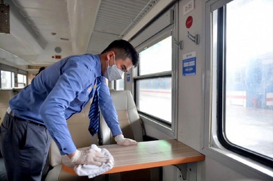 Với nhân viên ngành đường sắt hay hàng không, lúc này họ chỉ mong có đủ việc làm. Ảnh: VR