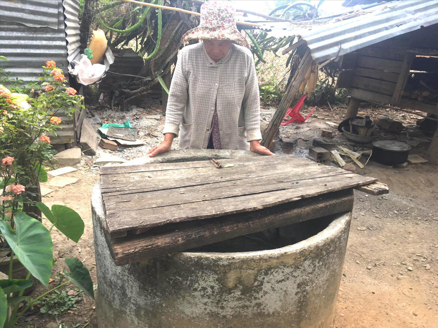 Bà Quế đậy nắp giếng vì không còn nước 